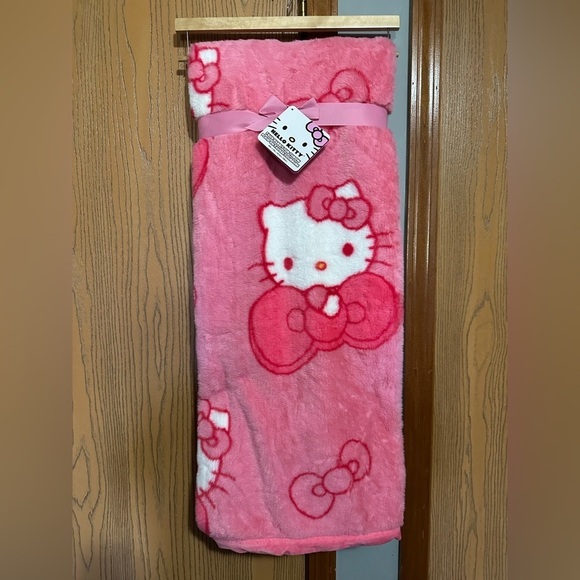 SALE! NWT HELLO KITTY PINK BOW FAUX RABBIT FUR THROW BLANKET - Picture 1 of 5